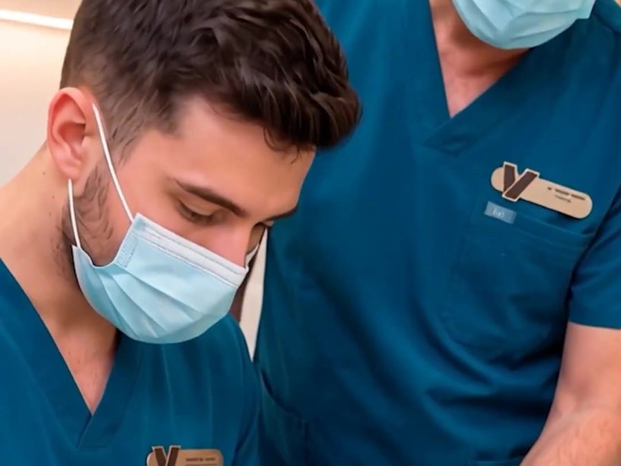 Médicos del Grupo VARIcentro tratando a un paciente