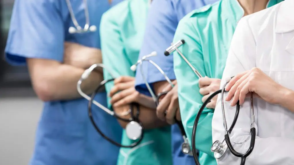 Portal empleo salud en Espana para medicos y enfermeros migrantes x